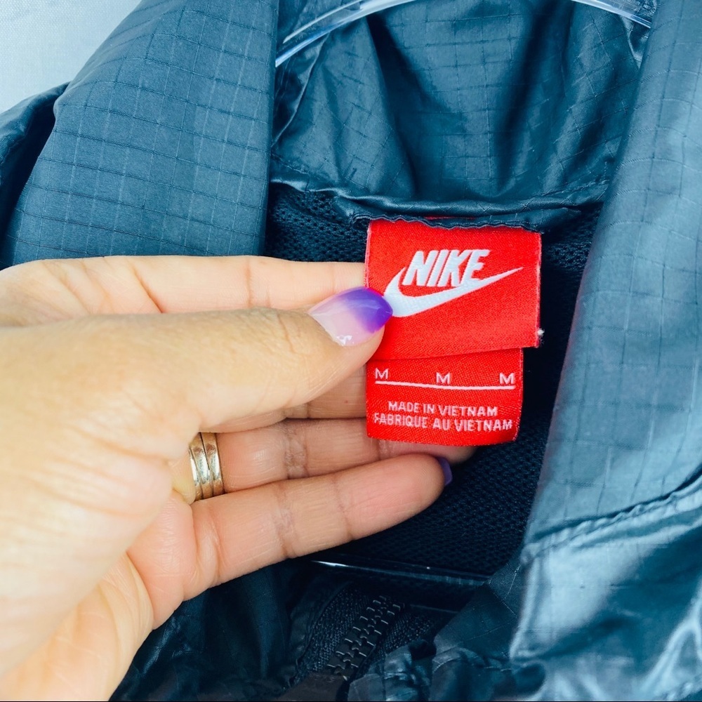 Nike | Women’s light Weight Windbreaker - Picture 7 of 7
